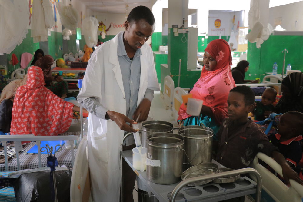 Un enfermero atiende a varios niños con desnutrición. Abdalle Mumin / MSF