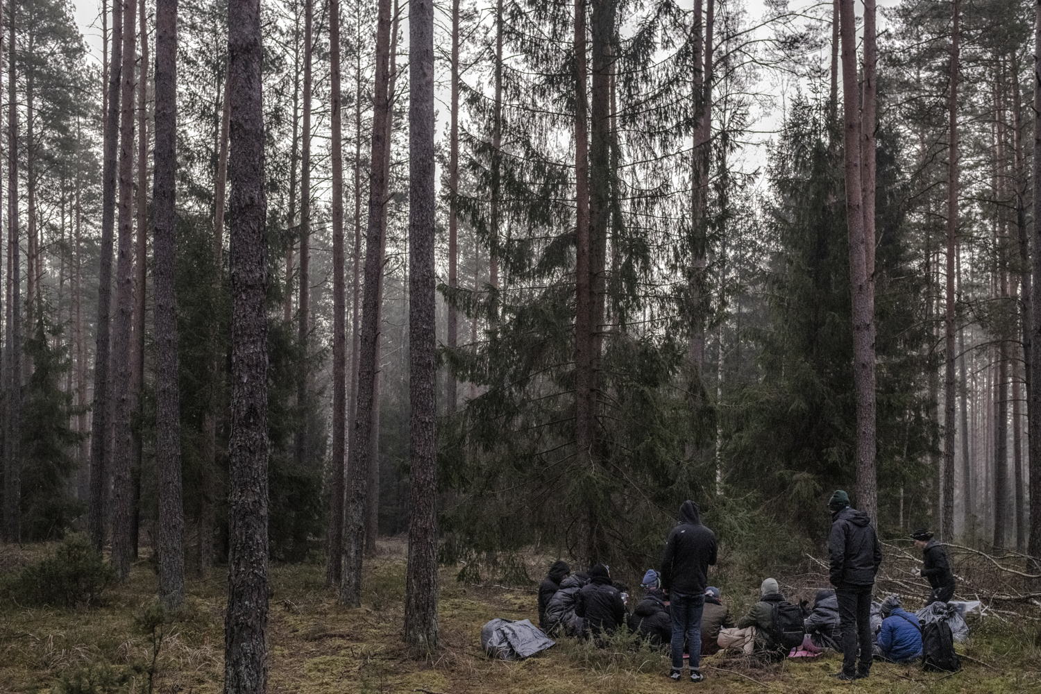 (c) Kasia Strek - Een groep Jemenieten en Palestijnen vervolgt hun reis na het ontvangen van voedsel, warme kleding en batterijen van een groep activisten in een "stille interventie".