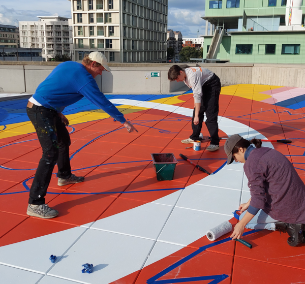 Kunstenaar Larsen Bervoets creëert eerste dakschildering van Antwerpen op dak AP Hogeschool