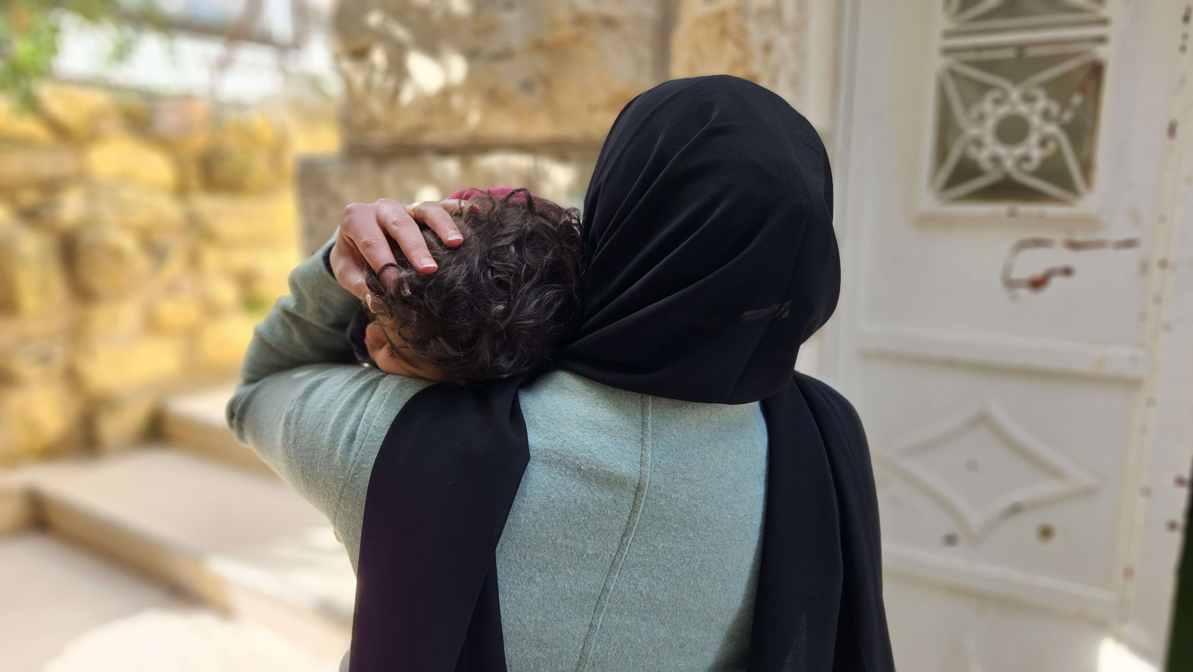 Una mujer palestina sostiene a su hija en brazos en Hebrón, Territorios Palestinos Ocupados. Foto: Laora Vigourt/MSF Una mujer palestina sostiene a su hija en brazos en Hebrón, Territorios Palestinos Ocupados. Foto: Laora Vigourt/MSF