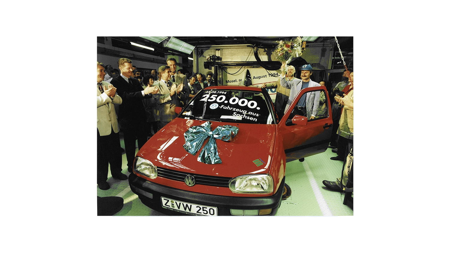 Agosto de 1994: El auto 250,000 sale de la línea de ensamblado.