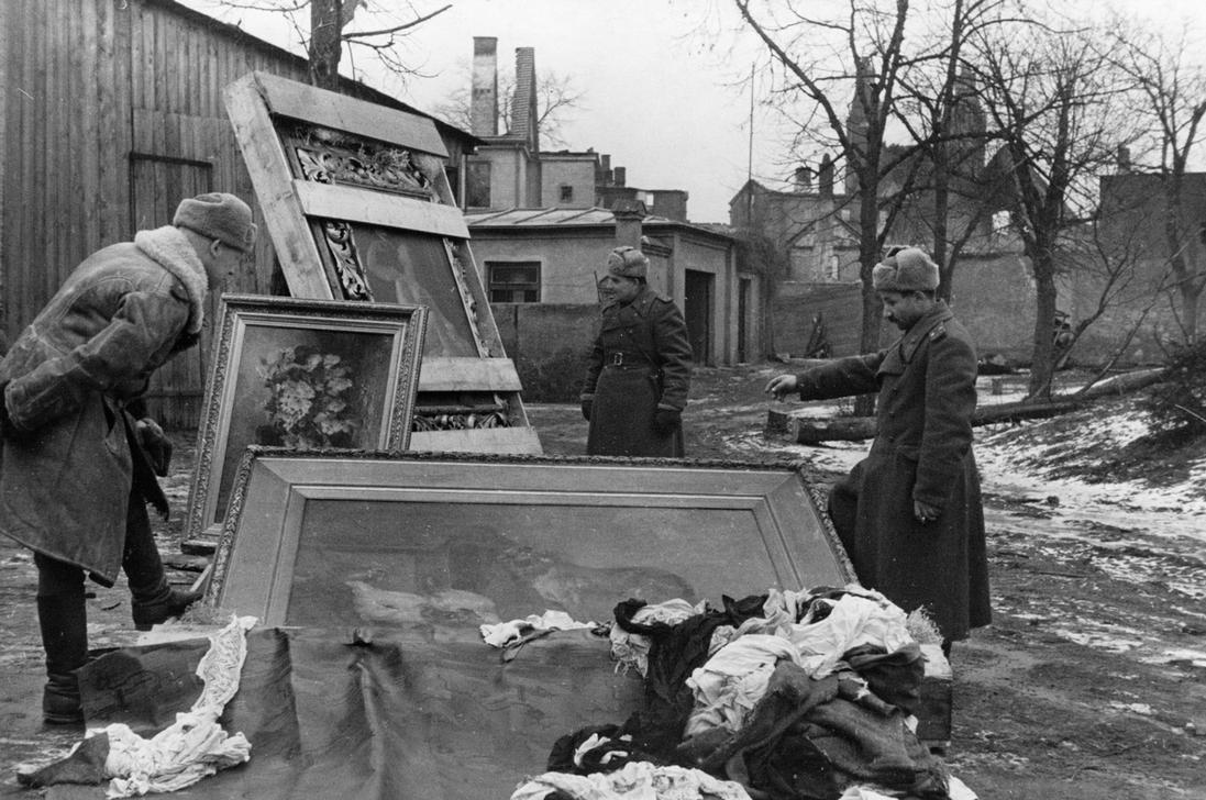 Red army soldiers with recovered paintings stolen from the Peterhof Palace (Petrodvorets) and Pushkin Palace (Tsarskoye Selo) by the Germans, abandoned in East Prussia during the Nazi retreat, 1945. AKG2455084 © akg-images / Universal Images Group / Sovfoto