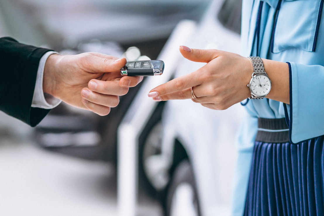 Mujeres ya representan el 40% de las búsquedas de autos, prefieren modelos usados