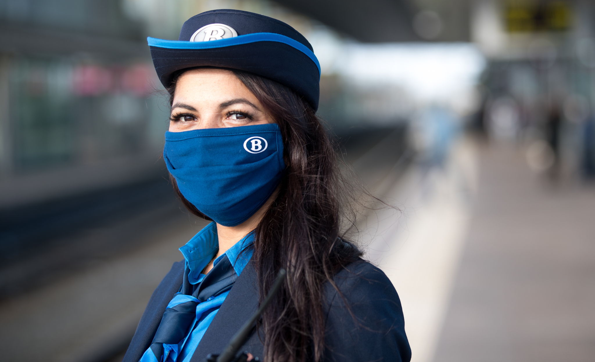 Le nouvel uniforme s'accompagne d'un masque bleu foncé © SNCB