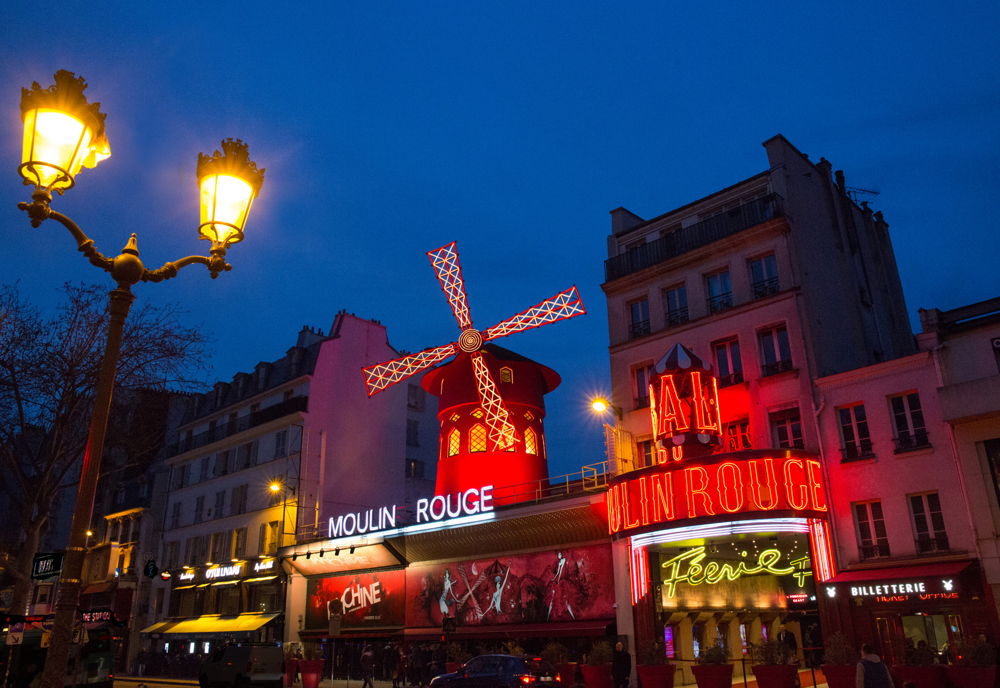 Die berühmte Fassade des Moulin Rouge