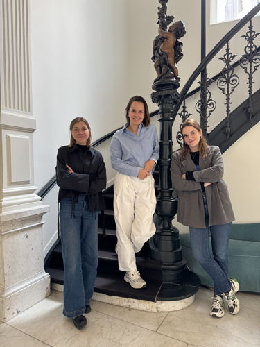 co-founders Marte Greefs en Sarah Parent avec fondatrice de Victrix Foundation Eline Aloy