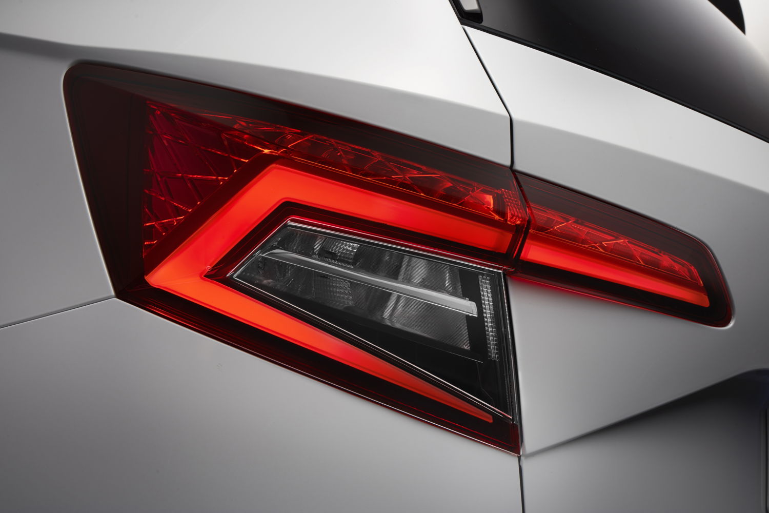 The tail lights with LED technology form the ŠKODA-typical ‘C’ shape. The tail lighting with LED technology includes the rear lights, brake lights and fog lights.