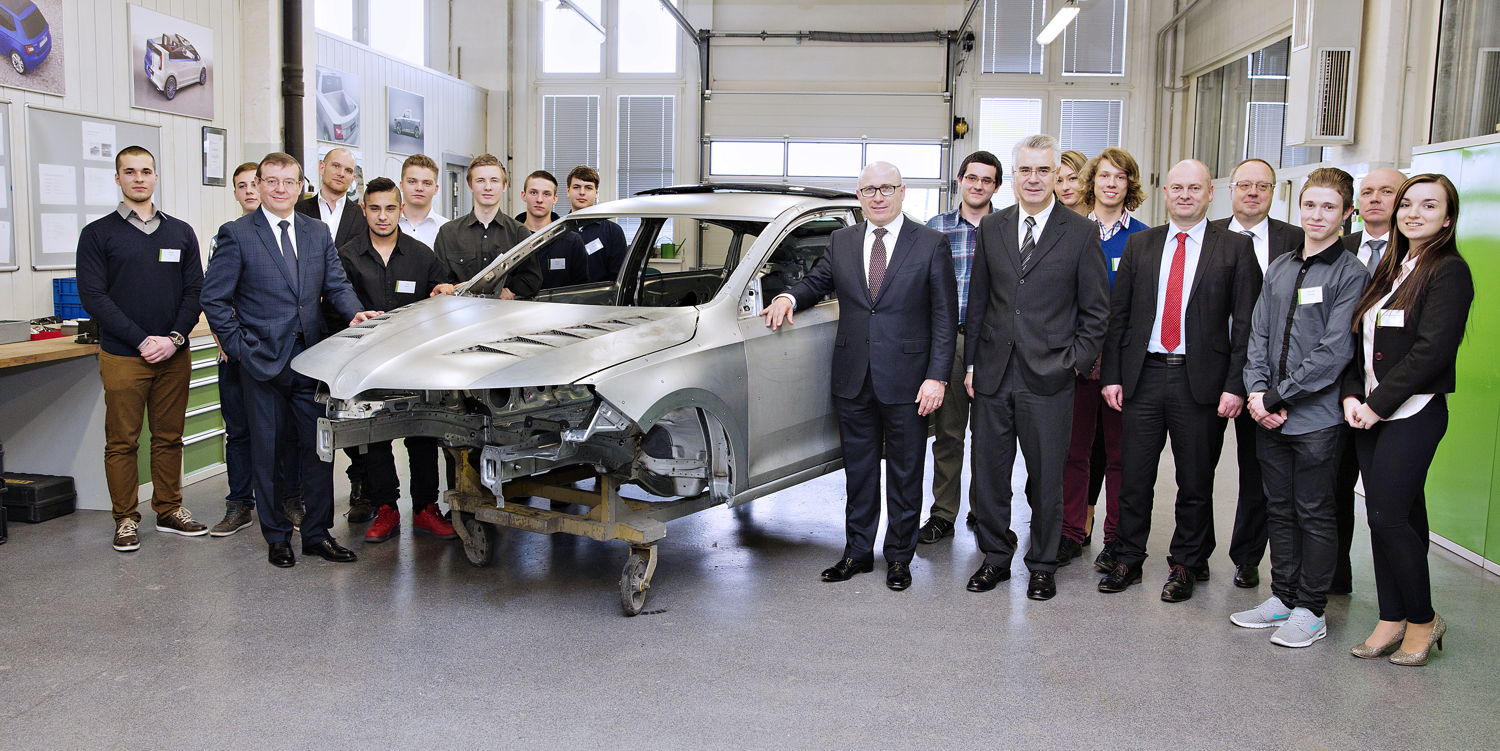 ŠKODA CEO Bernhard Maier, Board Member for Production Michael Oeljeklaus and Board Member for HR Bohdan Wojnar recently took a look at the current status of the Trainee Car. They were shown individual elements of the vehicle and the final shape of the body in the ŠKODA Academy body shop.
