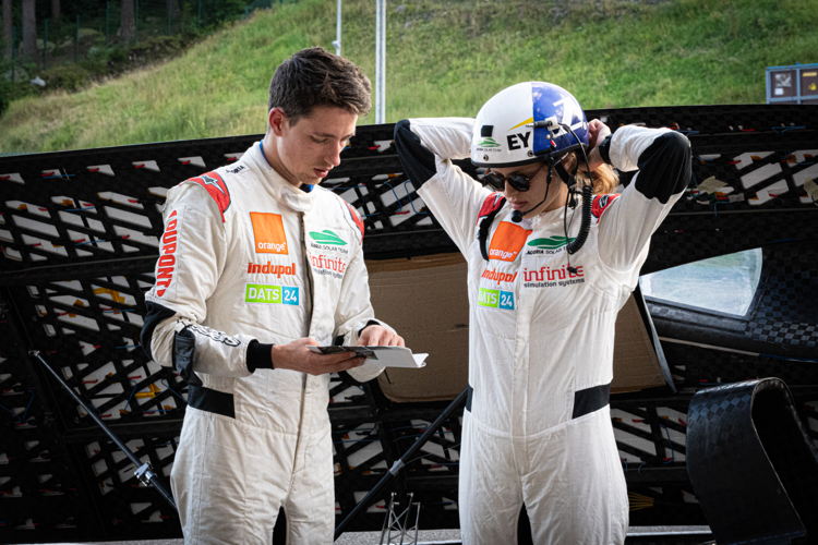 Piloten bespreken het circuit voor vertrek.