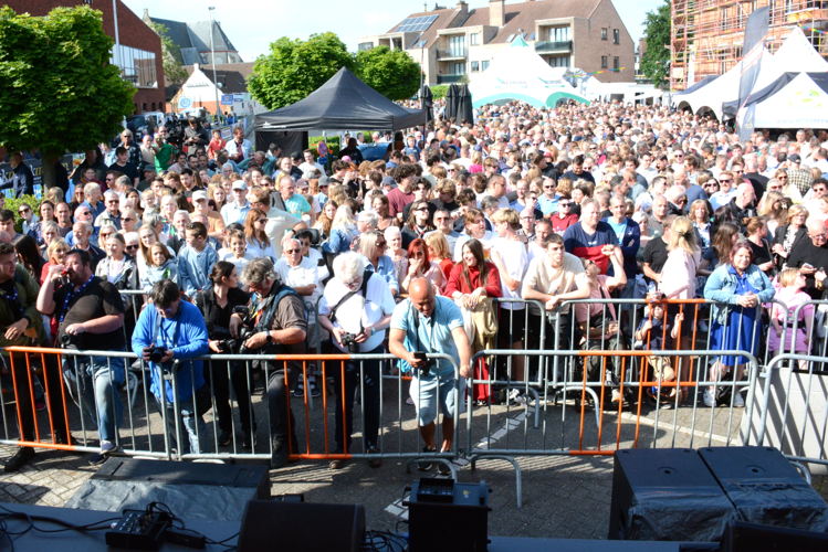 Feest op het watertorenplein in Borsbeek. © Vliegend Wiel