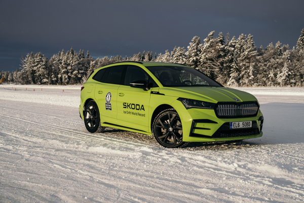 Le Škoda Enyaq RS iV établit deux GUINNESS WORLD RECORDS™ avec un drift sur glace de 7,351 km