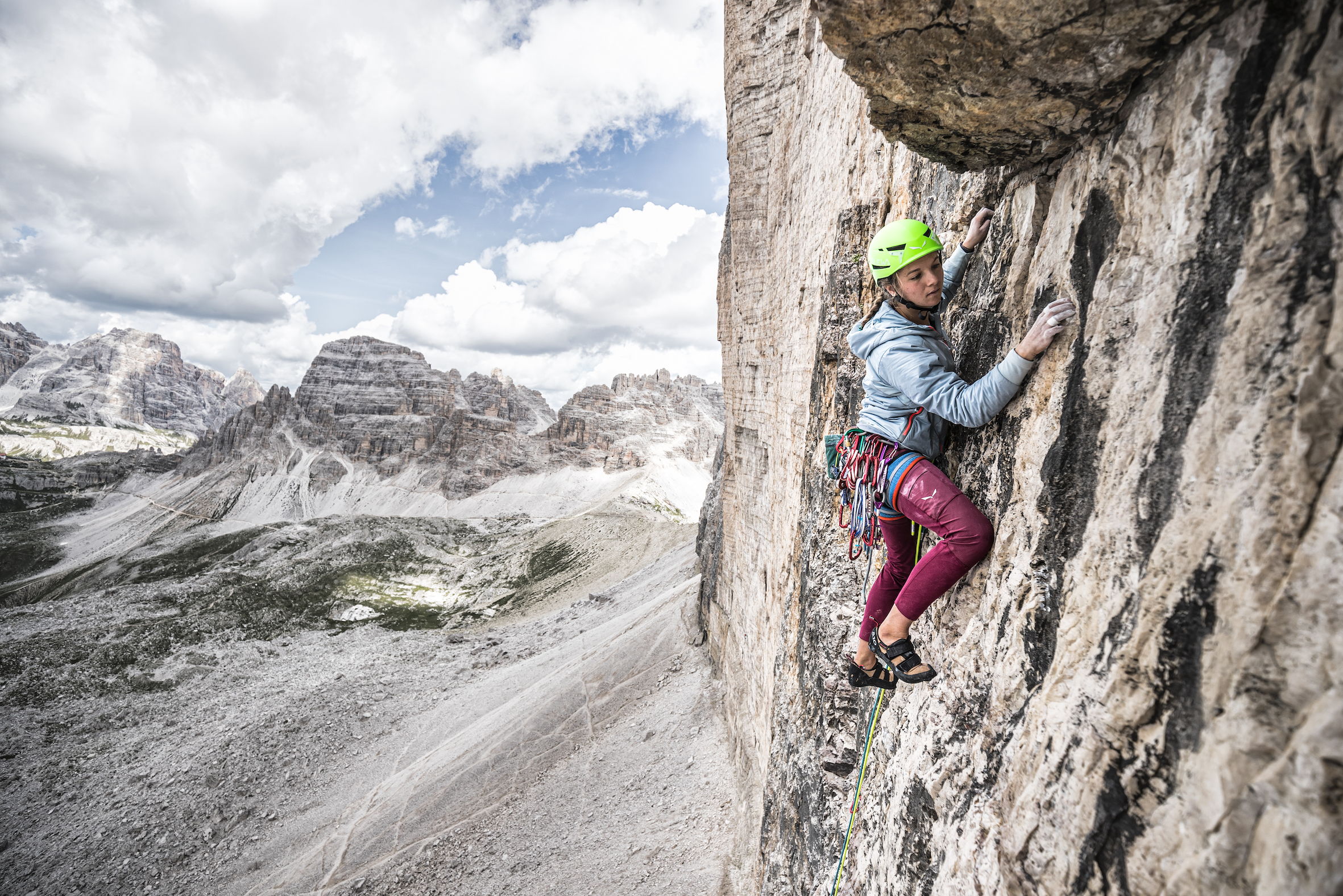 Eline Le Menestrel in arrampicata con gli Alpine Hemp Tights - ©Storyteller Labs