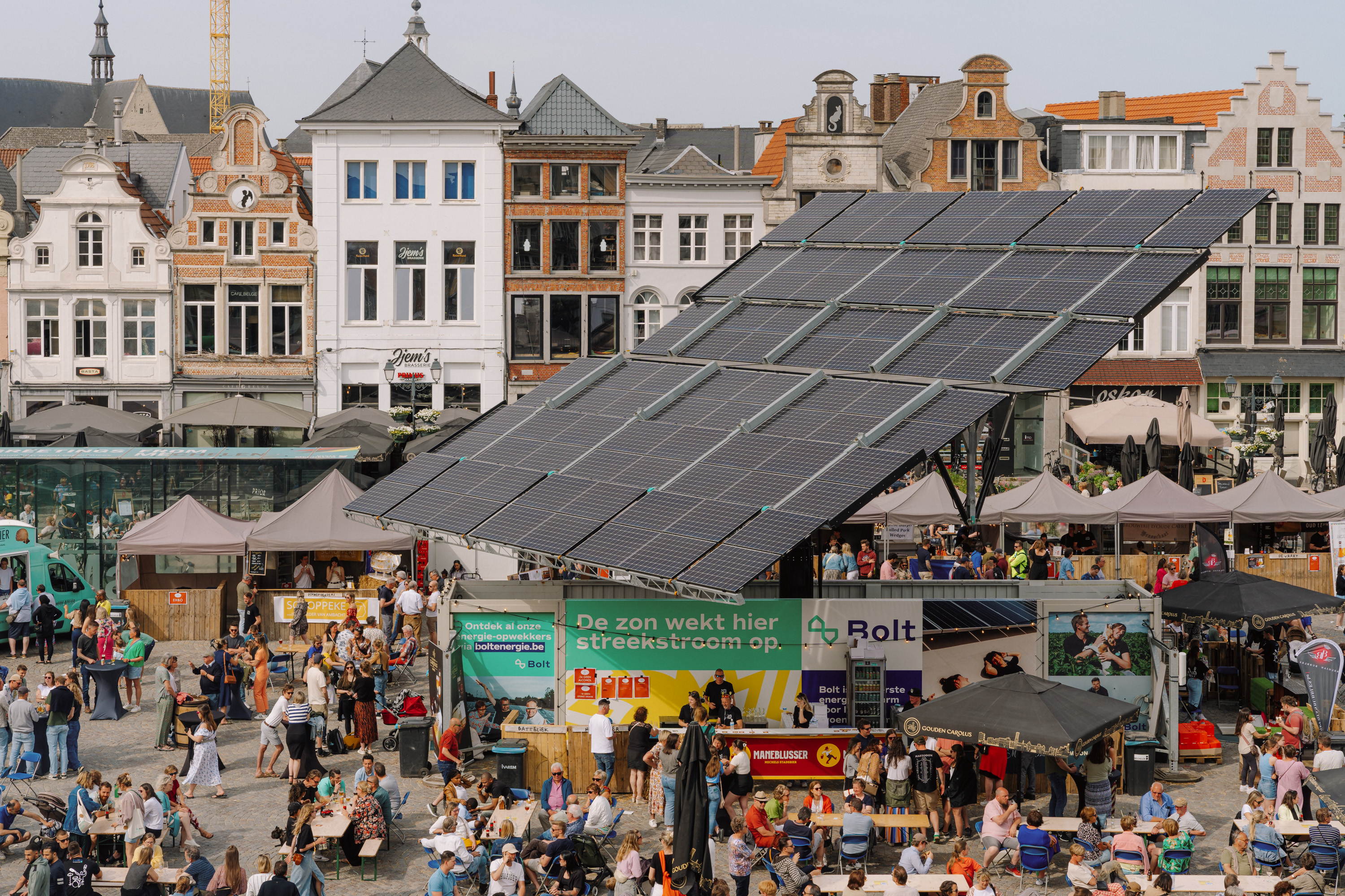 De mobiele zonne-installatie van Bolt als proefproject op de Grote Markt in Mechelen De mobiele zonne-installatie van Bolt als proefproject op de Grote Markt in Mechelen