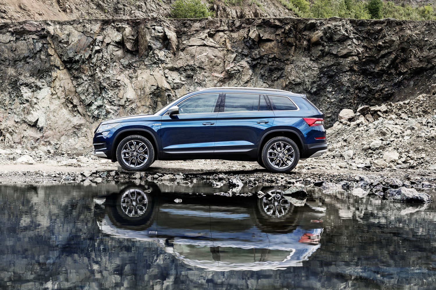The ŠKODA KODIAQ SCOUT comes with all-wheel drive and rough-road package, which protects the engine and underbody from damage, as standard.