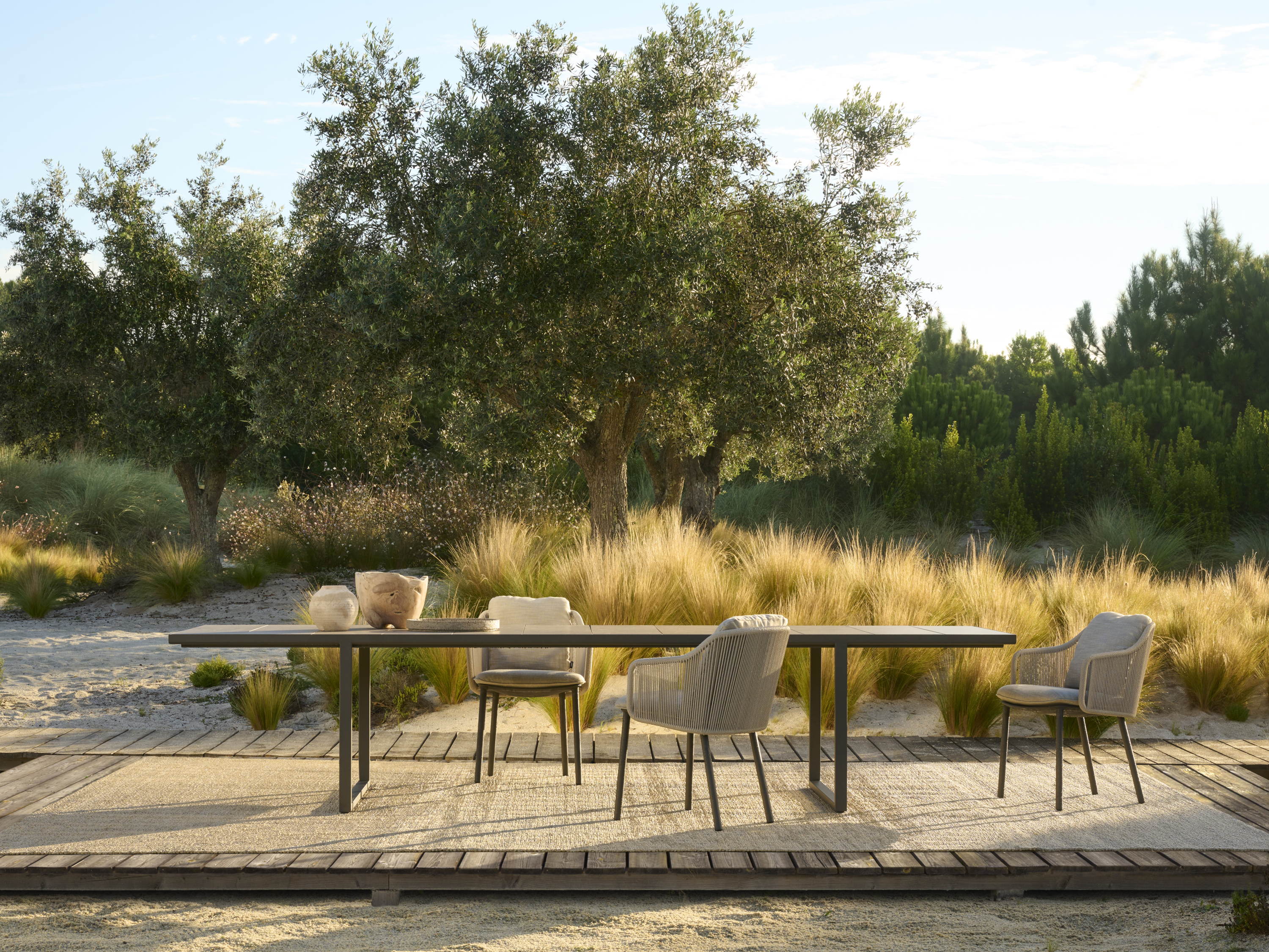 Fauteuil repas et fauteuil bas SENJA de TRIBÙ : l’extension d’une collection best-seller