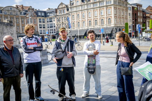 Marcel Daems, Noa Vermaelen (student en groot voetballiefhebber) en skaters Kas Wauters en Jasper Tielens