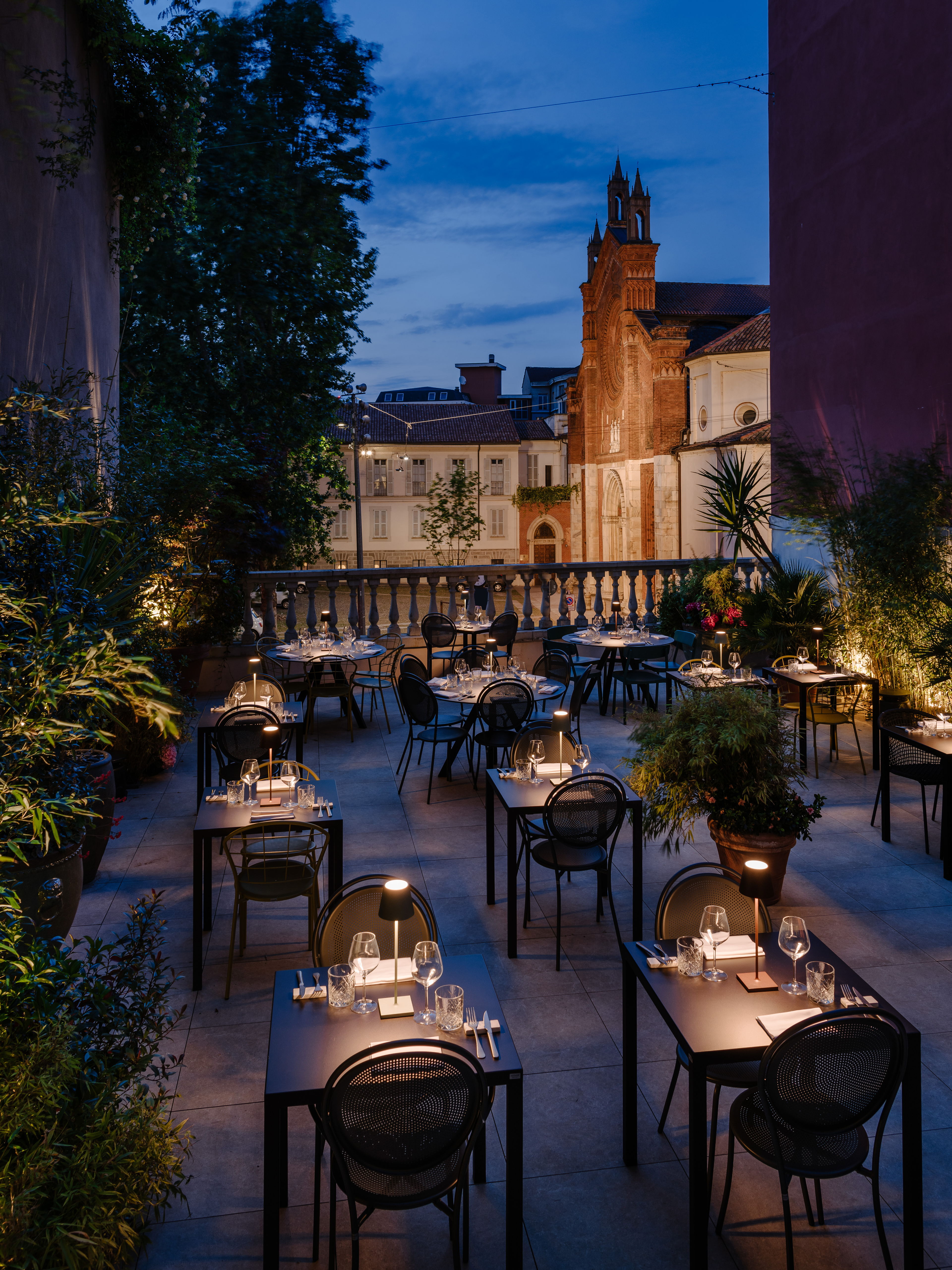 Clotilde Brera riapre. La terrazza più romantica di Milano riprende vita con tante novità: le distanze aumentano, ma la dimensione sarà più intima e familiare che mai.