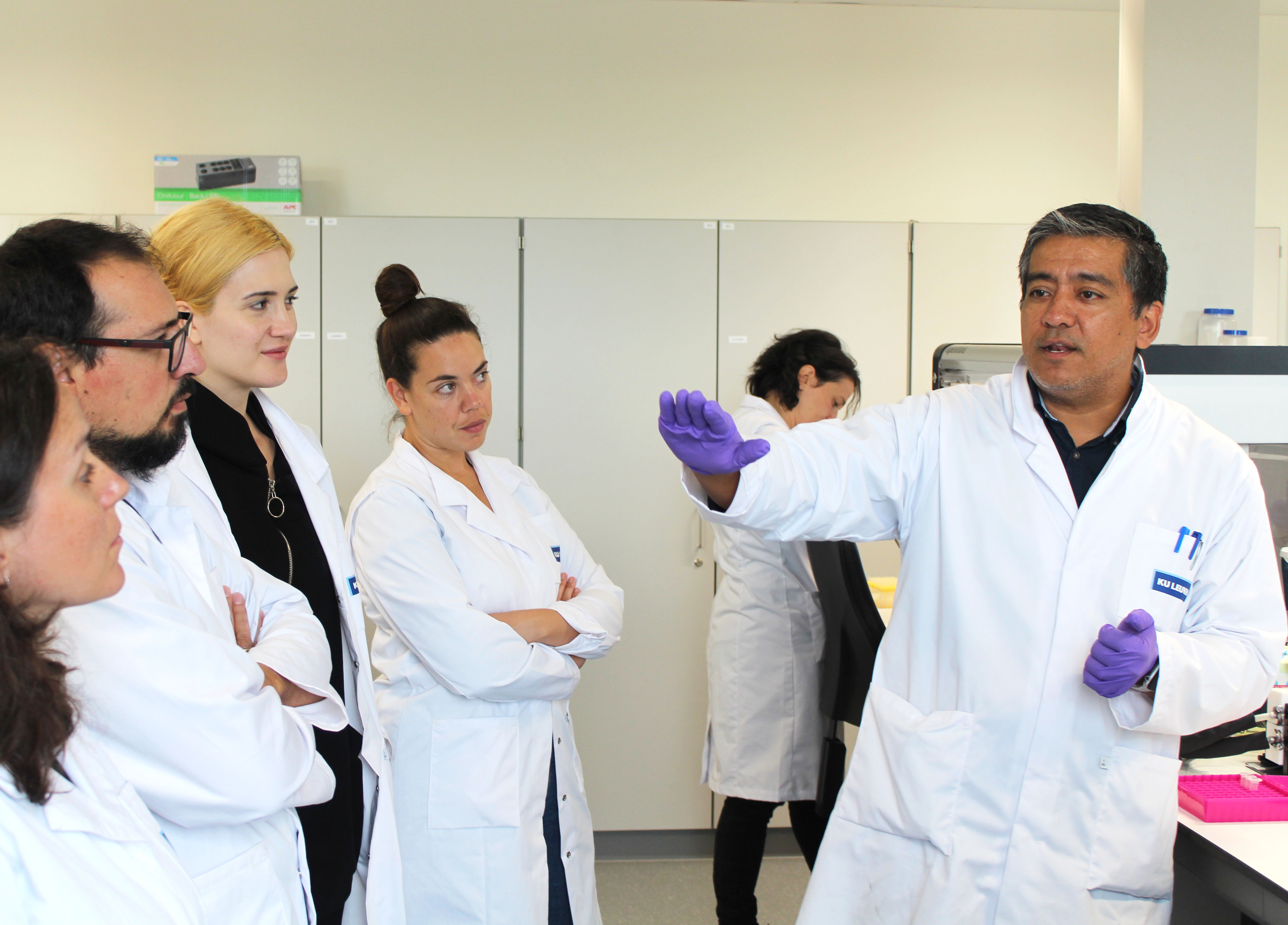 Rodrigo giving a biophysics workshop in the Switch Lab