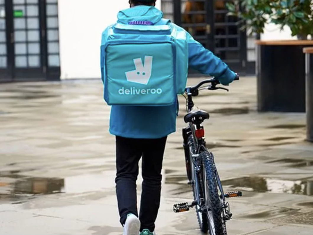 6 ANNI DI DELIVEROO A TRIESTE: TRA CUCINE INTERNAZIONALI E GELATO, ESPLODE LA MANIA PER GLI HAMBURGER “MADE IN FVG”