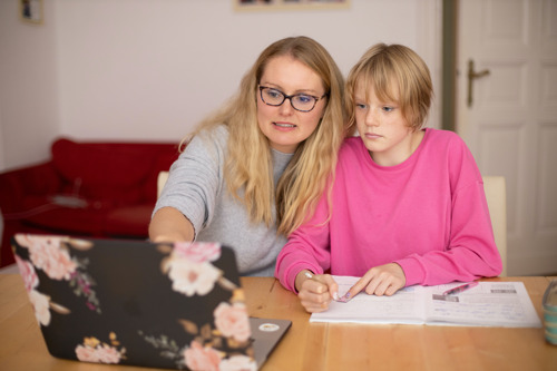 Europese studie Intrum: enkel Hongaarse ouders adviseren kinderen vaker richting ‘winstgevendere’ studie of job door stijgende inflatie