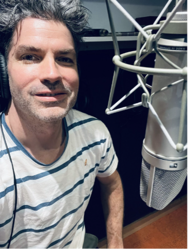 Dan Brumm recording with the Neumann U 87.