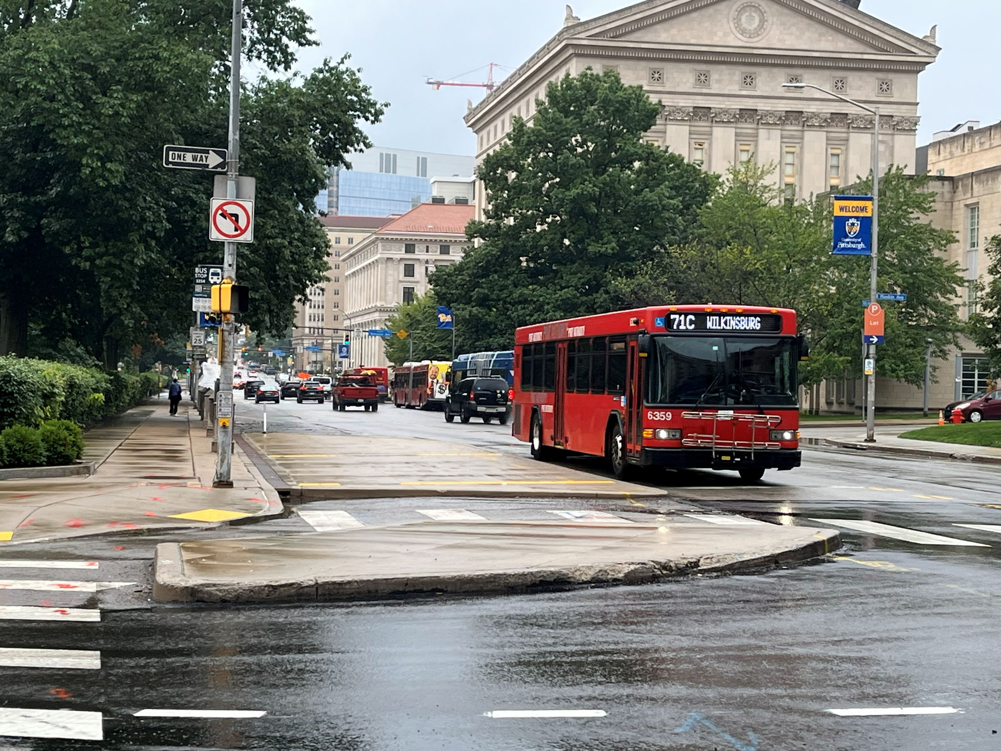 Bus traveling outbound in the counterflow lane in Fifth Avenue prior to concrete island removal Bus traveling outbound in the counterflow lane in Fifth Avenue prior to concrete island removal