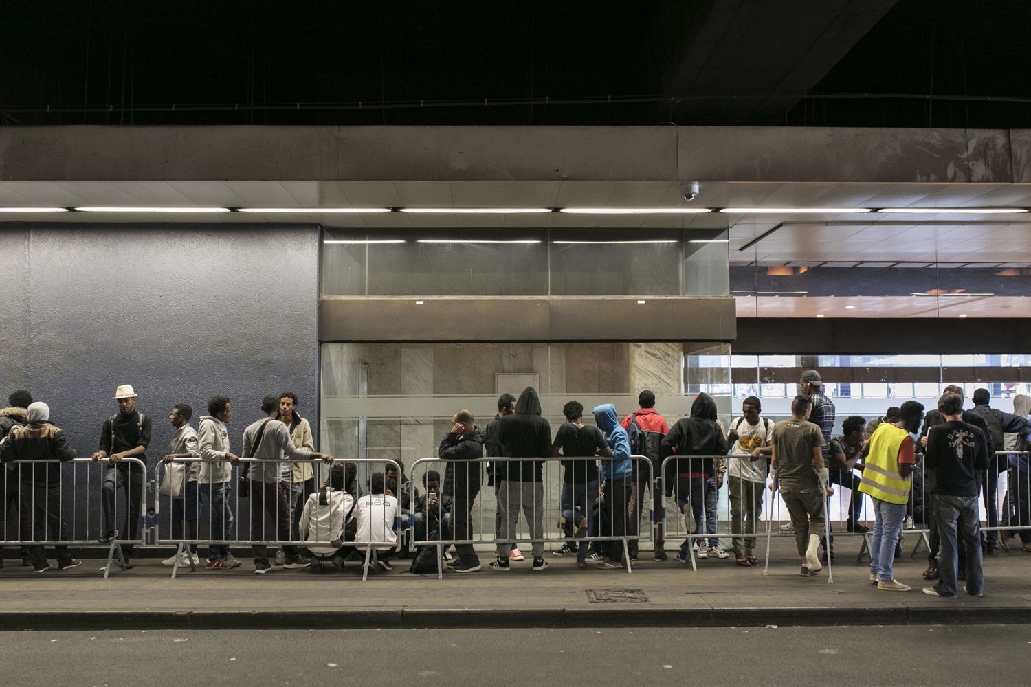 File d'attente devant le hub humanitaire quand celui-ci se trouvait encore Gare du Nord de Bruxelles  © Albert Masias, 2018.