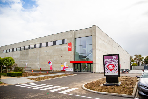 Delhaize ouvre la plus grande usine de mise en bouteille de vin du Benelux