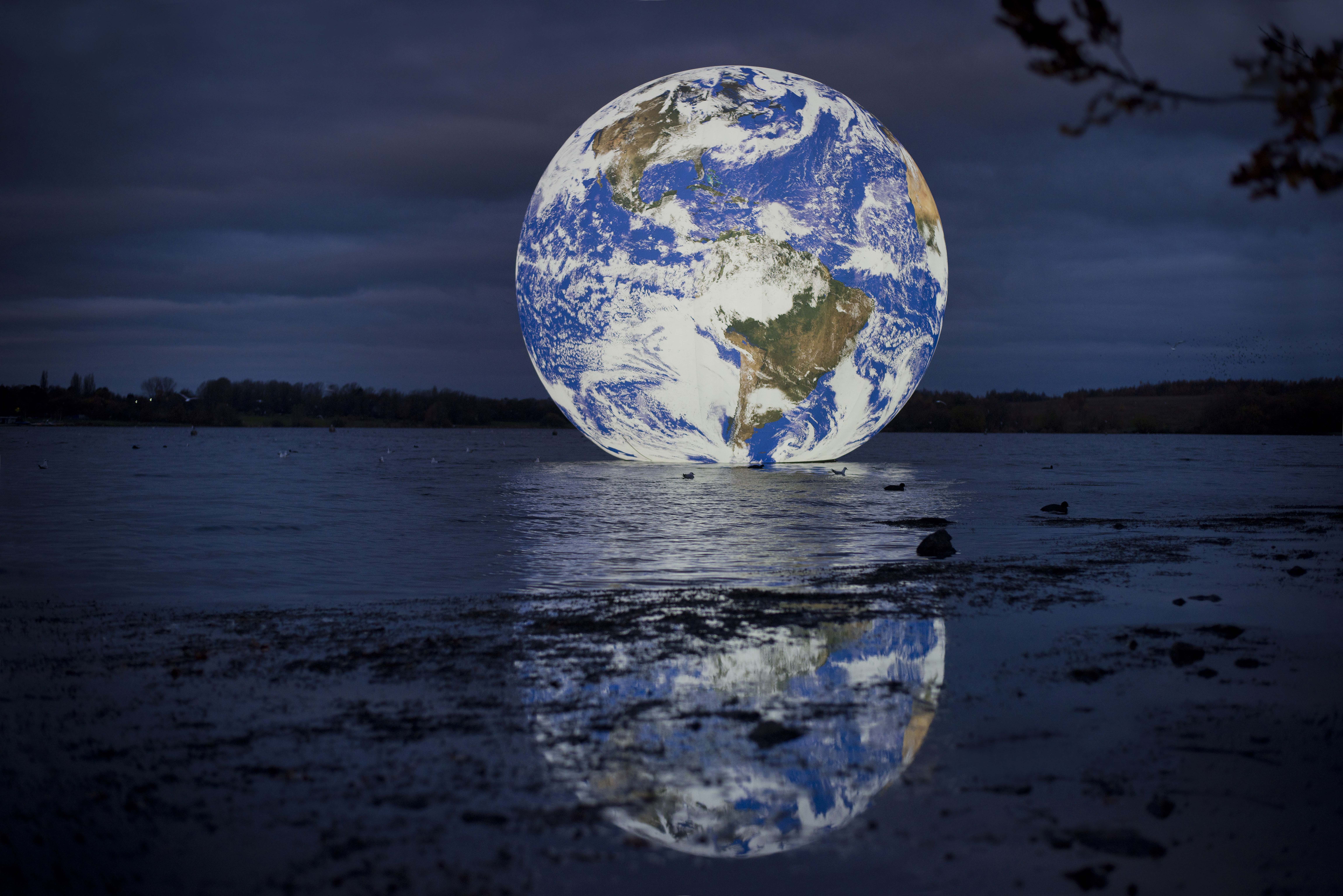 Floating Earth’ van installatiekunstenaar Luke Jerram - ©Photograhic Leigh