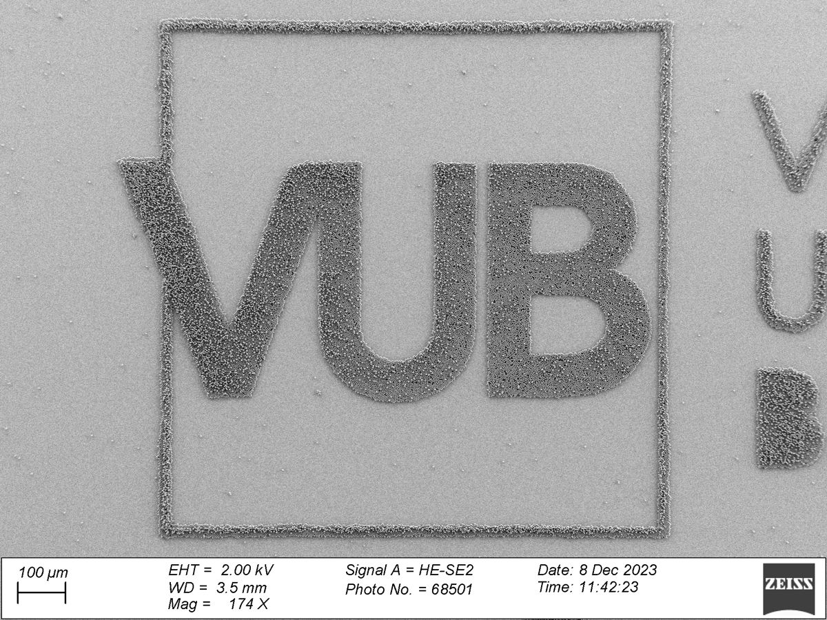 AFM image of microparticles printed in the controlled shape of the VUB logo. The scale is 100µm, the thickness of a human hair. © Ignaas Jimidar