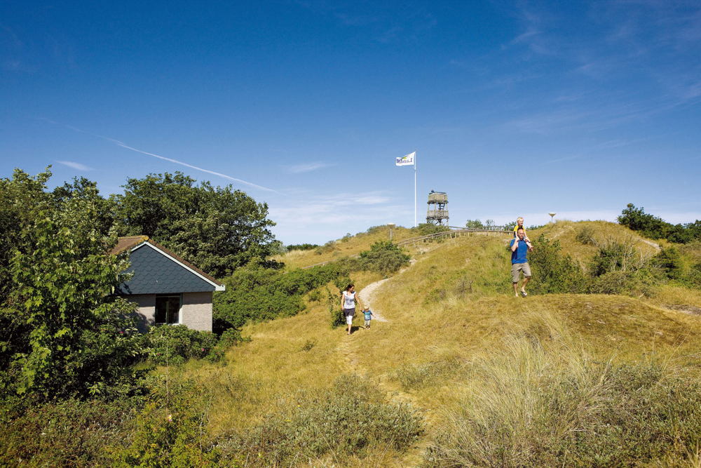 Spaziergang vom Ferienhaus zum Aussichtsturm im Park Landal Sluftervallei Spaziergang vom Ferienhaus zum Aussichtsturm im Park Landal Sluftervallei