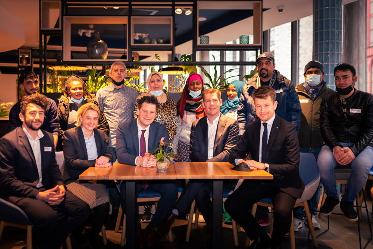 Groepsfoto kennismakingsdag horeca-opleiding ‘Hospitality Heroes’ met enkele van de cursisten. Aan tafel van links naar rechts: Robin Vanderelst, Erika Caluwaerts, Tom Meeuws, Bjorn Cuyt en Matthias De Caluwe. Copyright: Amadeo Truzzu.