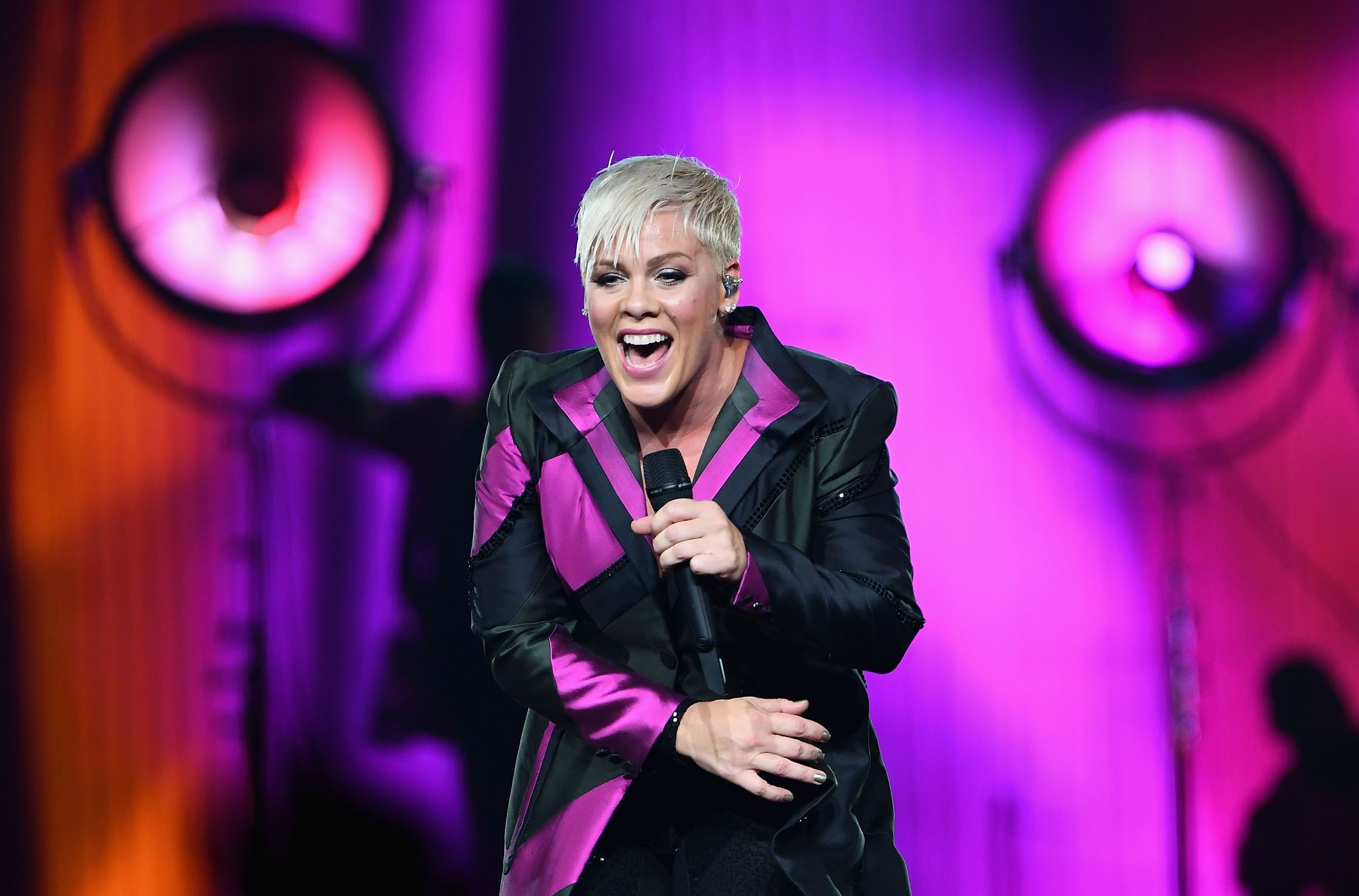 P!NK has switched to a Sennheiser Digital 6000 wireless microphone system ​
​
​
(Photo credit: Quinn Rooney/Getty Images)
​