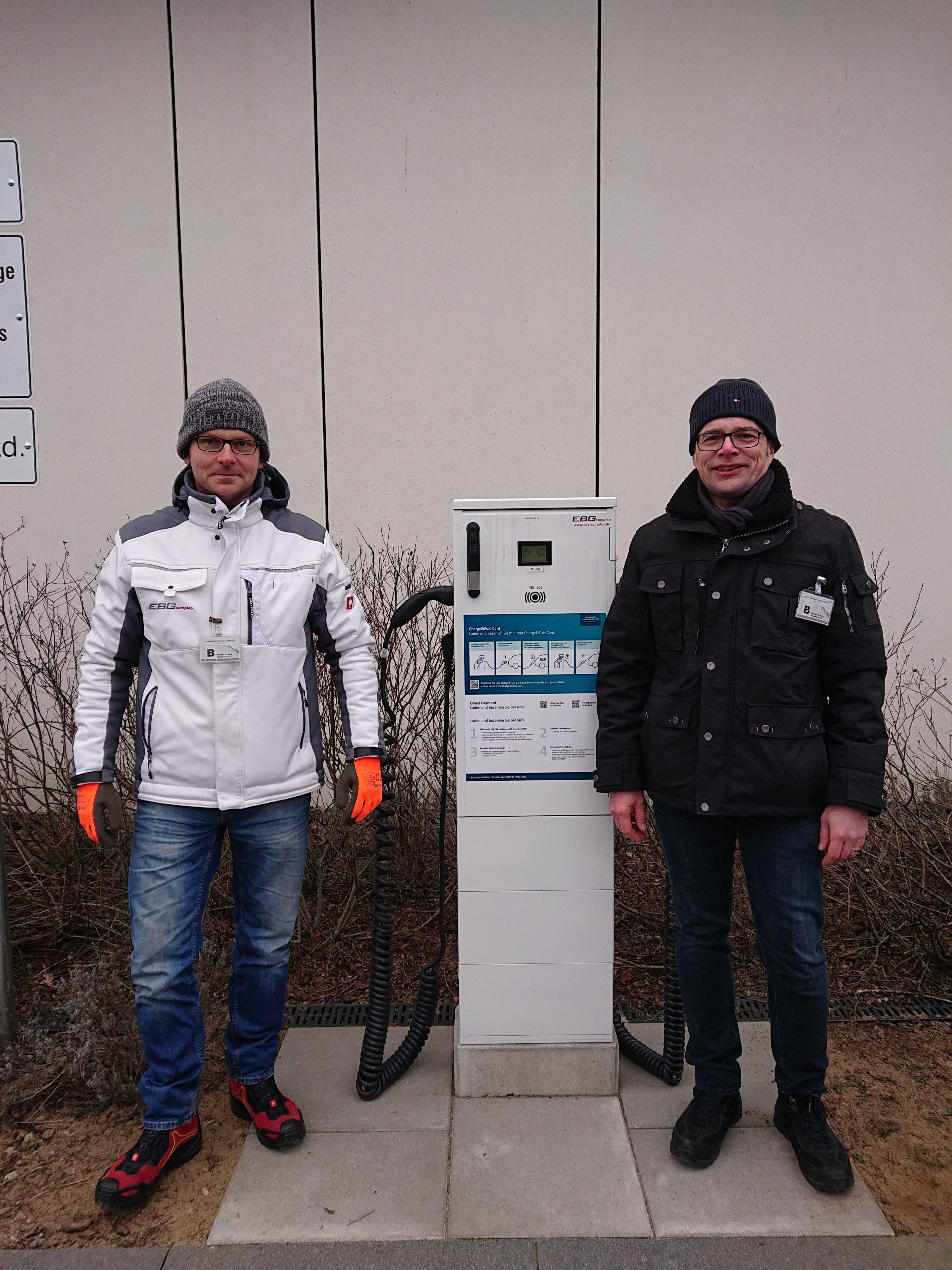 Zufrieden trotz Kälte nach erfolgreicher Umrüstung in Braunschweig: Techniker Adrian Szromik und Qualitätsspezialist & QMB Ingo Seibert von Compleo (v. links). Zufrieden trotz Kälte nach erfolgreicher Umrüstung in Braunschweig: Techniker Adrian Szromik und Qualitätsspezialist & QMB Ingo Seibert von Compleo (v. links).