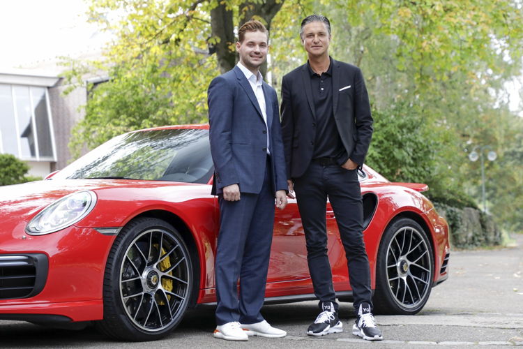 Vitaly Ponomarev (izq.), fundador y Director General de WayRay, y Lutz Meschke, Vicepresidente del Consejo Directivo de Porsche AG y Miembro del Consejo Directivo responsable de Finanzas y Tecnologías de la Información