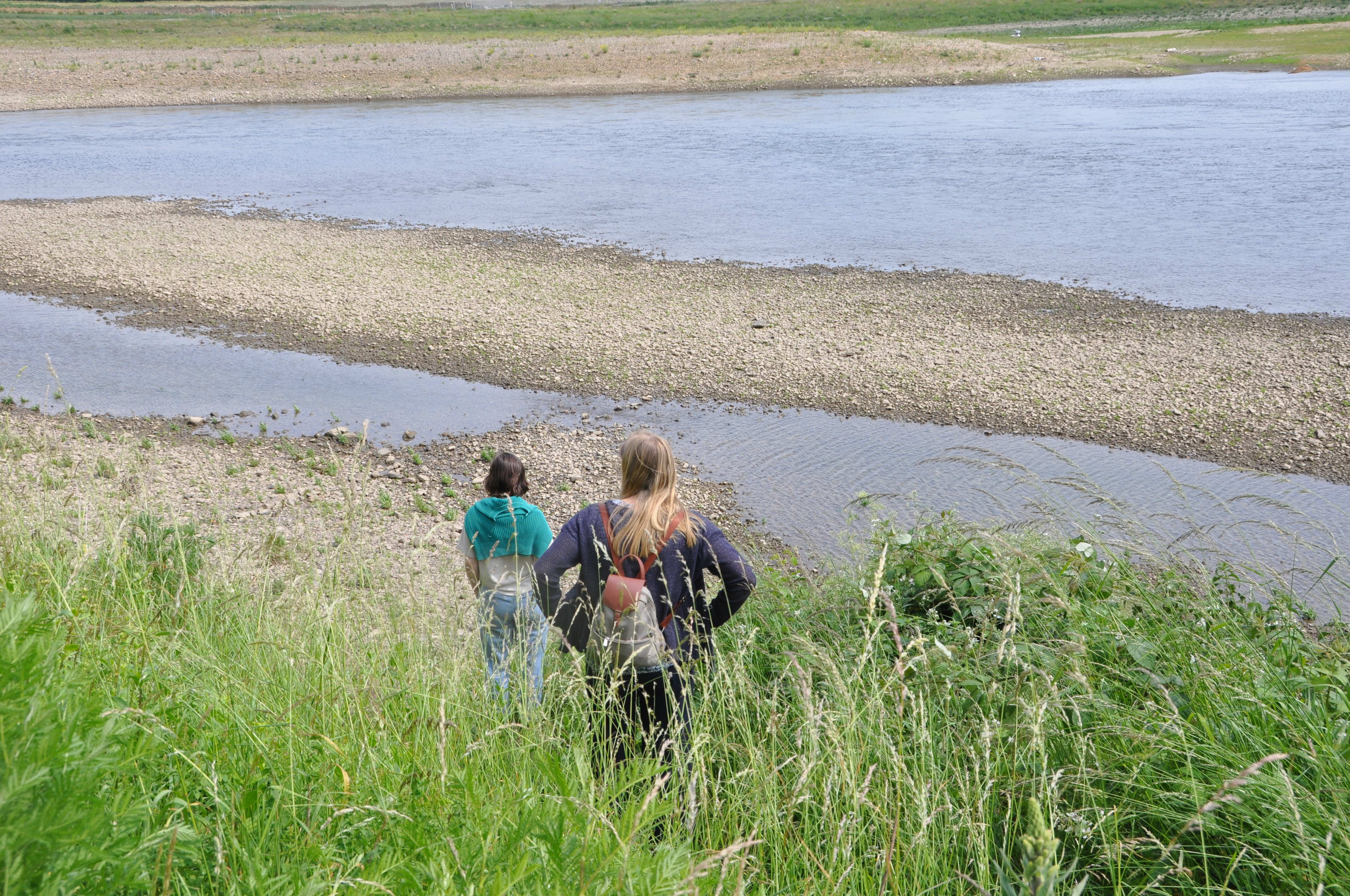 Lien en Annick struinen door het natuurgebied Mazenhoven naast de Maas.