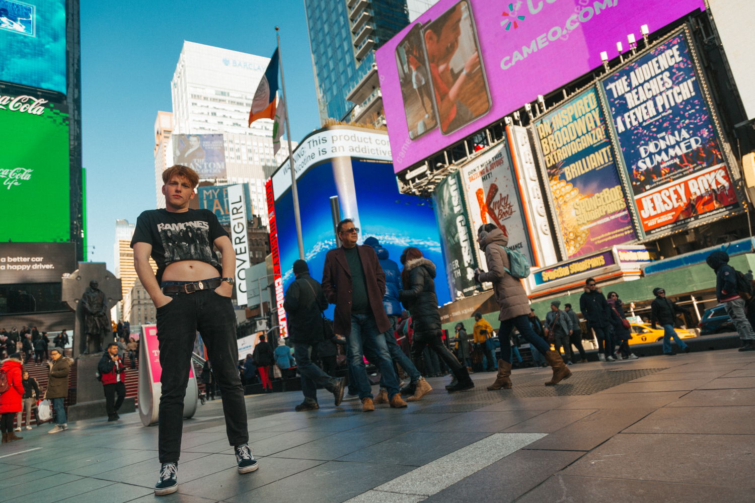 Thibault Christiaensen op Times Square in Ramones-T-shirt © Studio Brussel