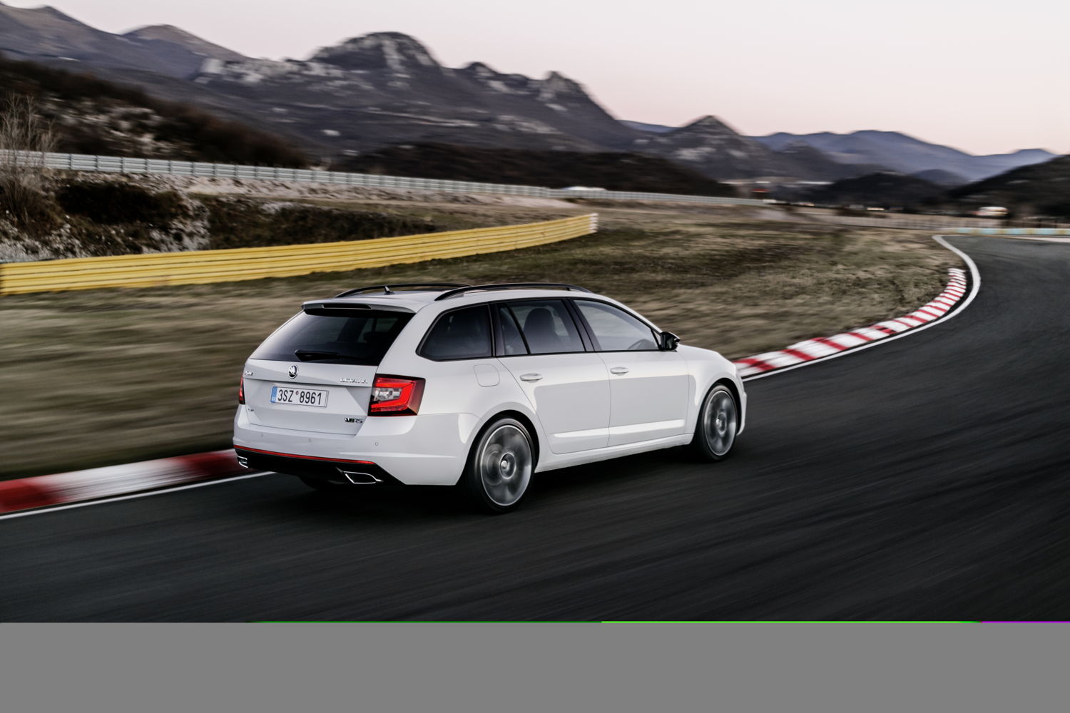 Unmistakable characteristics of the upgraded ŠKODA OCTAVIA RS is the LED-technology taillights in the classic C-design as standard. At the rear, the estate’s roof spoiler set independent accents.