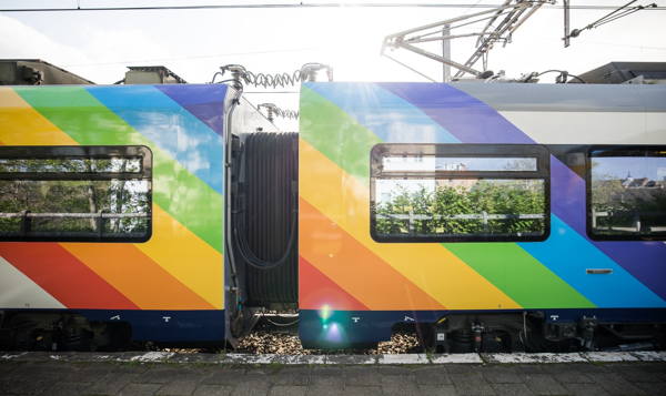 La SNCB met pour la première fois sur les rails un train aux couleurs arc-en-ciel