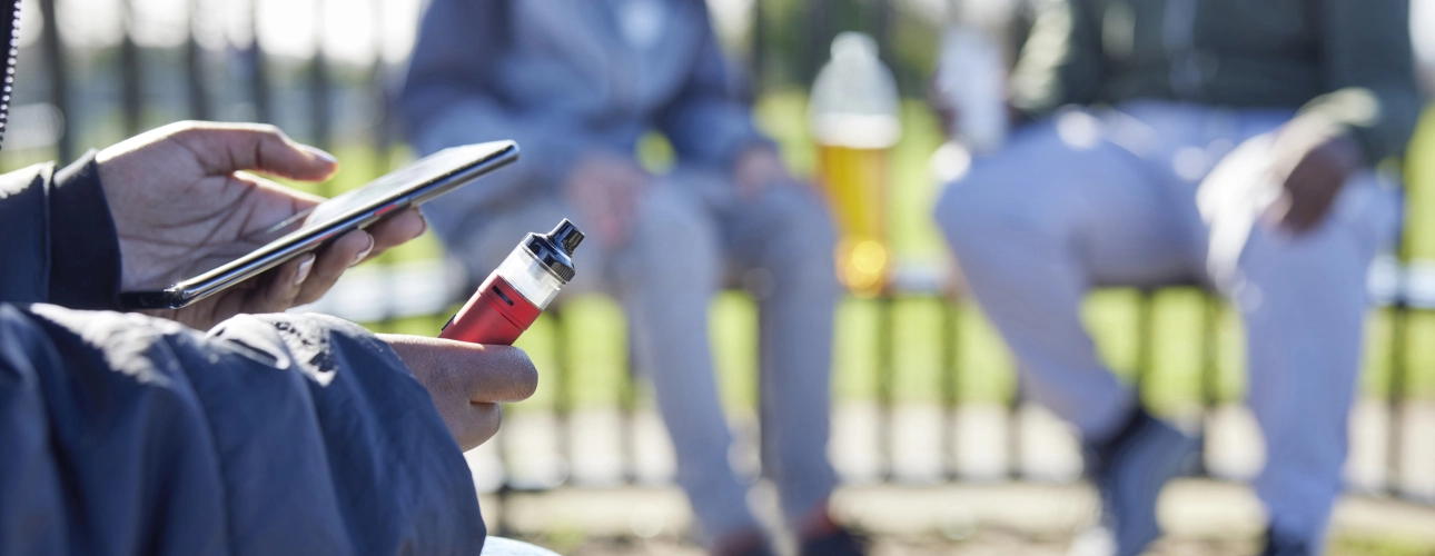 Gezondheidsorganisaties trekken aan de alarmbel: dringend bijkomende maatregelen nodig om onze jongeren te beschermen tegen de opmars van de e-sigaret