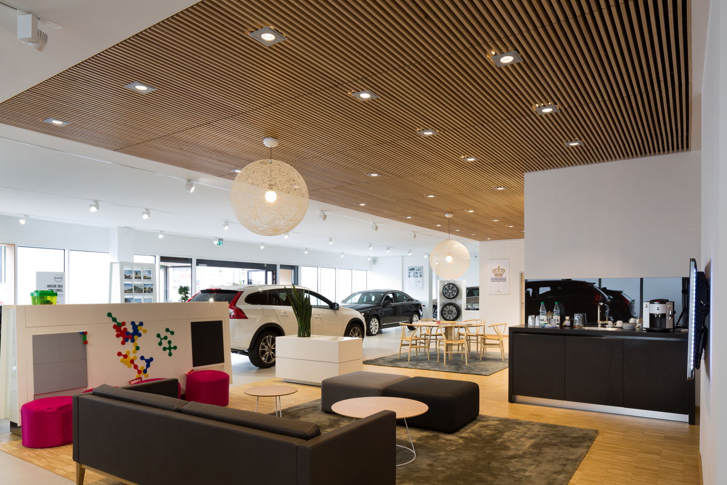 Het Massief Houten Grill plafondsysteem van Hunter Douglas