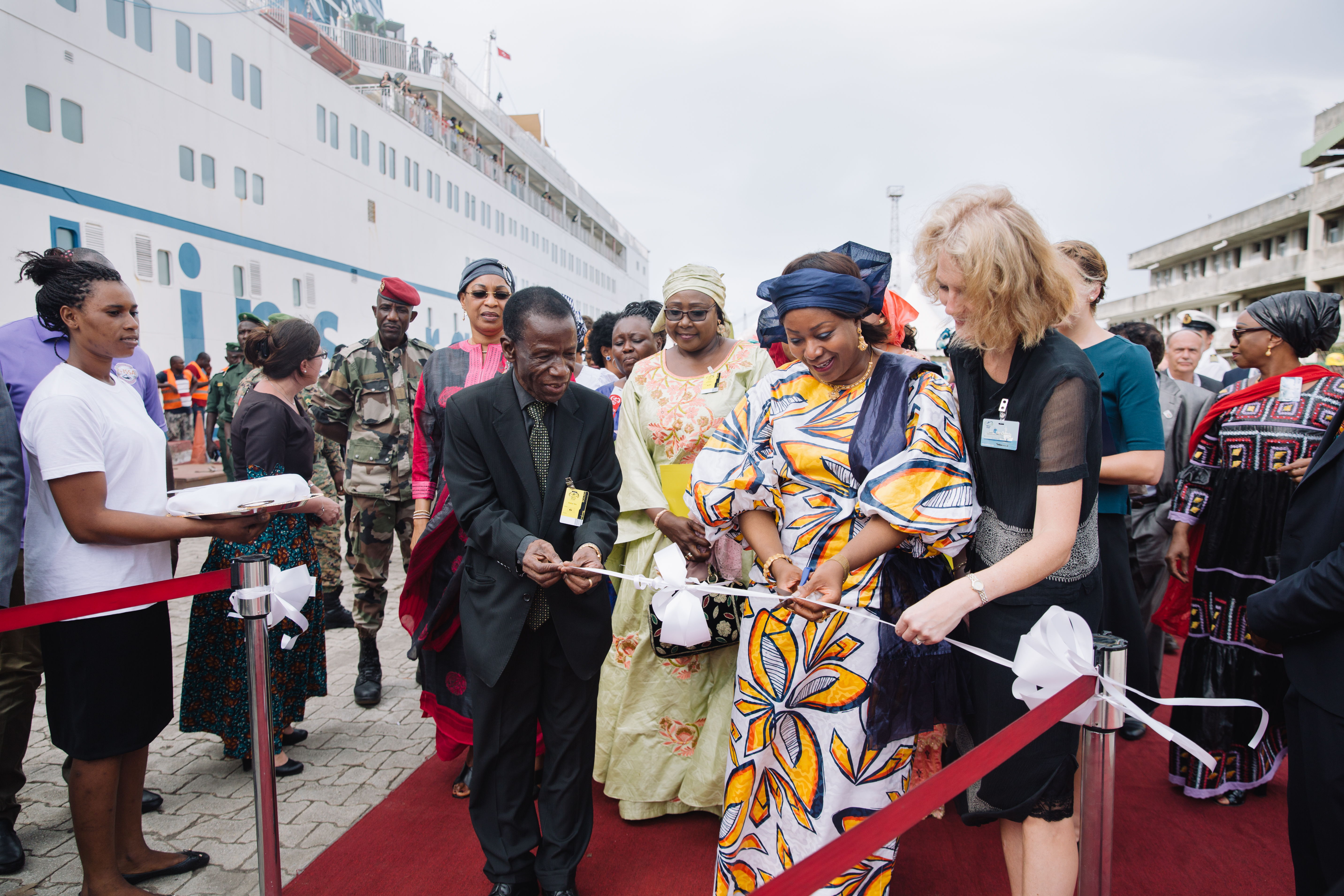 La Première Dame de Guinée, Madame Djene Kaba Condé, coupe le ruban avec le Ministre de la Santé et Warrie Blackburn, Directeur Général de l'Africa Mercy, lors de la cérémonie de bienvenue.