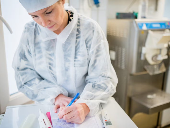 FAVV publiceert jaarverslag 2024: 6,3 op 10 voedingsbedrijven in distributiesector behalen gunstig resultaat bij FAVV-inspectie