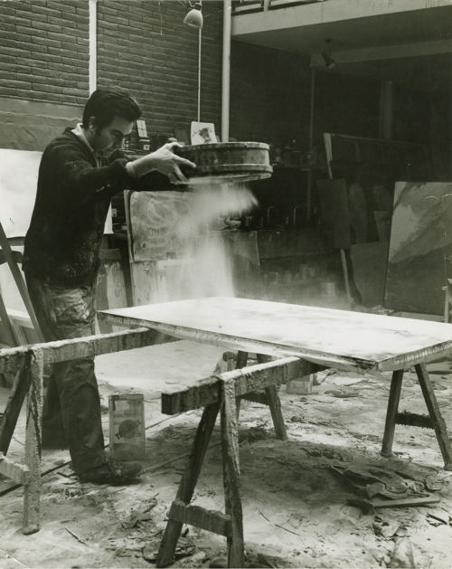 Antoni Tàpies working in his studio in Barcelona, 1966-1967.   Photo by Ralph Herrmanns  © Ralph Herrmanns, 2023