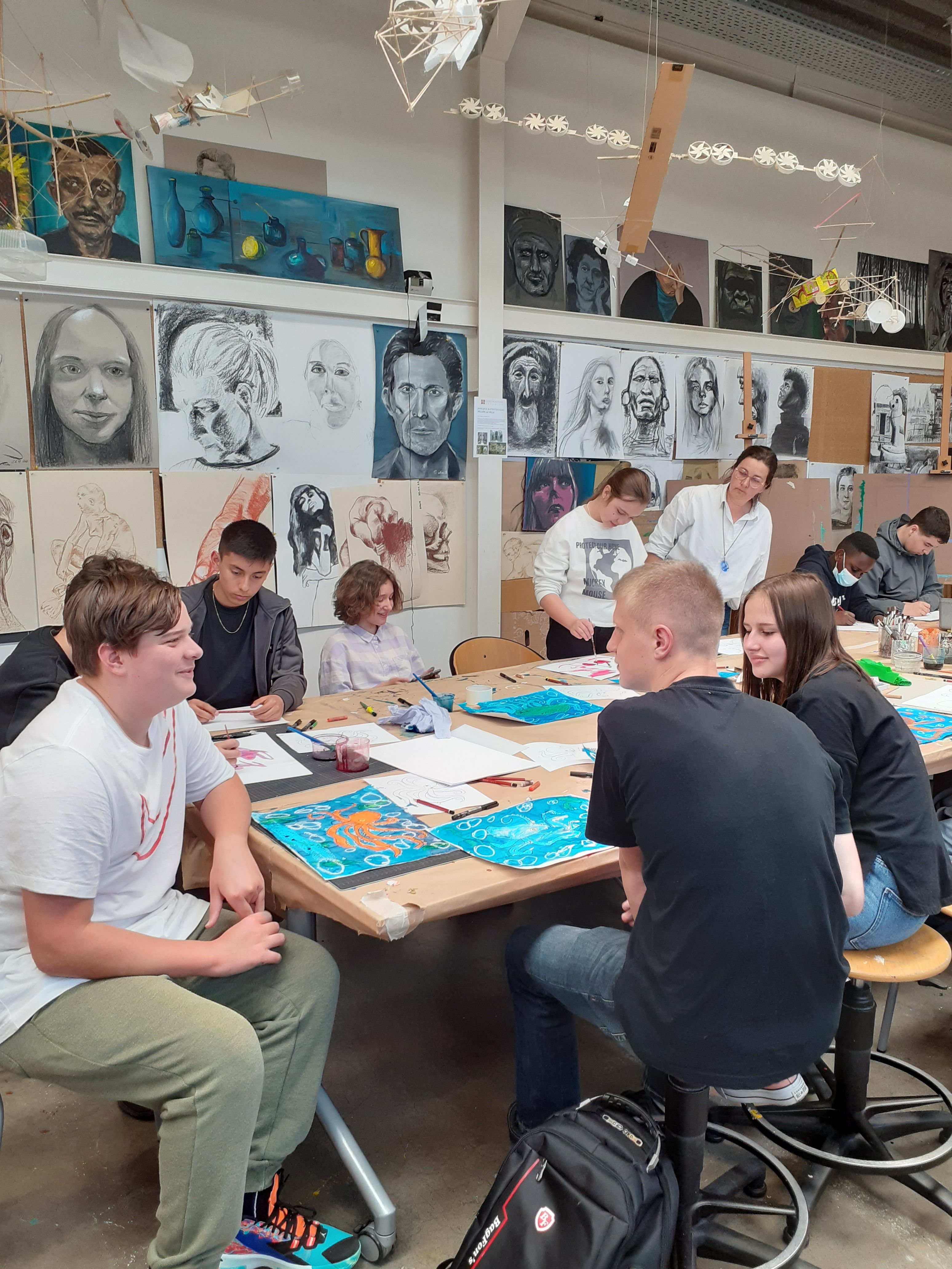 Anderstalige OKAN-leerlingen maken tijdens een tekenles kennis met de Kunstacademie