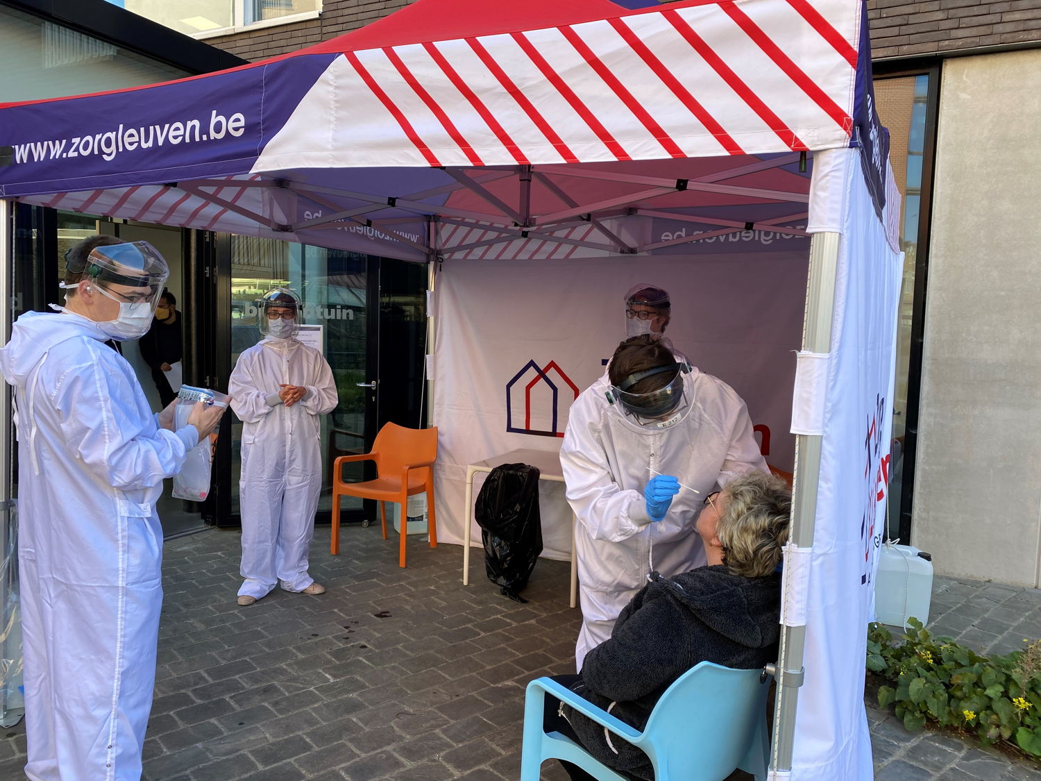 De staalafnames gebeuren in een tentje buiten aan het woonzorgcentrum.