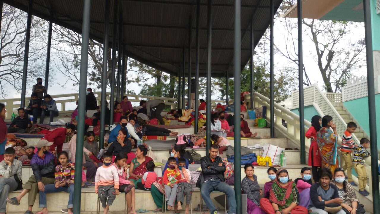Tundikhel-kamp in het centrum van Kathmandu. Op dit ogenblik verblijven er duizenden mensen in geïmproviseerde kampen. © AZG