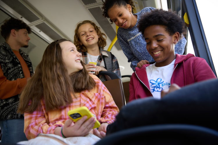 Jongeren in de bus
