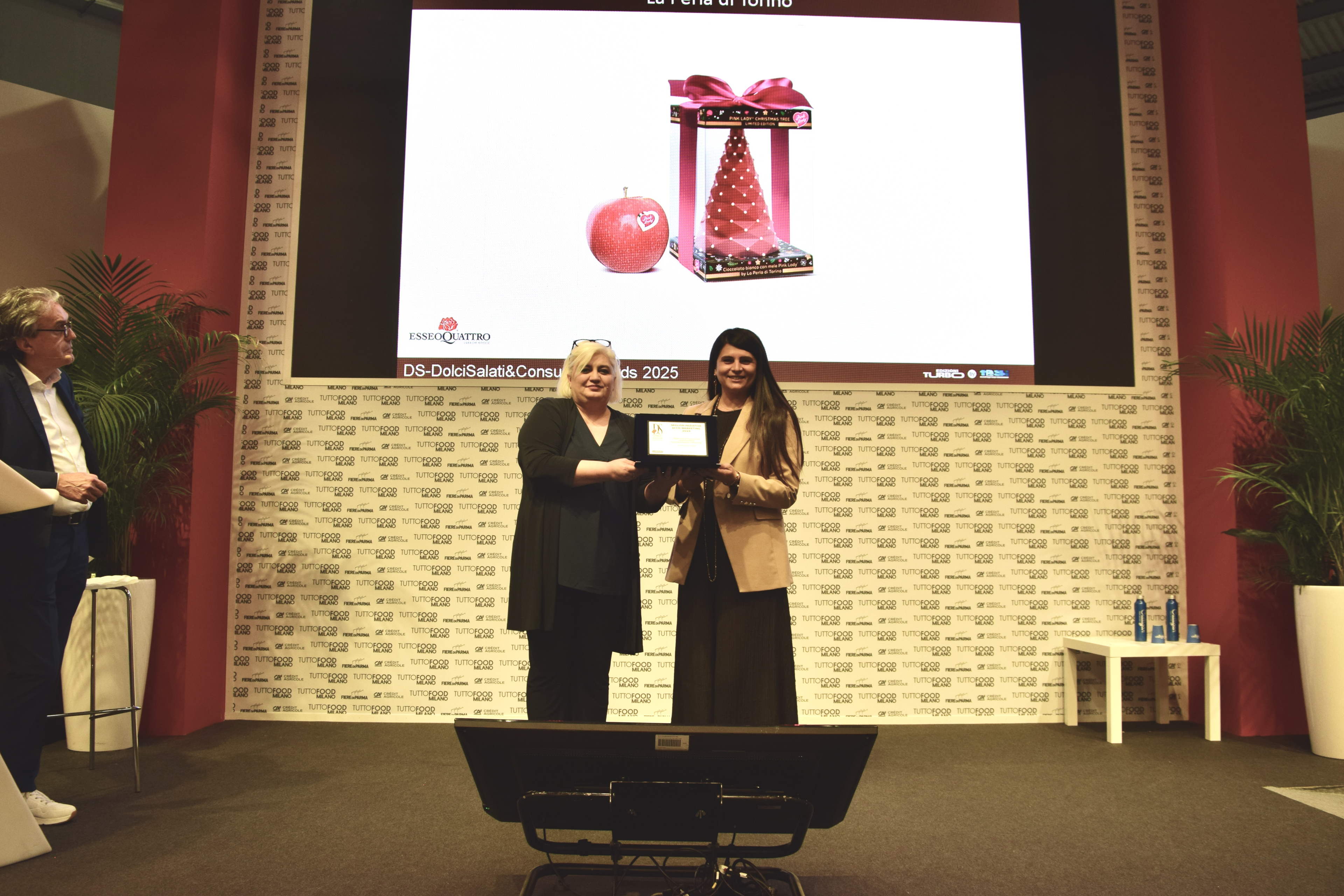 A TUTTOFOOD Milano il Pink Lady® Christmas Tree, l’albero di Cioccolato creato in collaborazione con La Perla di Torino, vince il premio “Miglior Iniziativa di co-marketing” ai DolciSalati&Consumi Awards 2025.