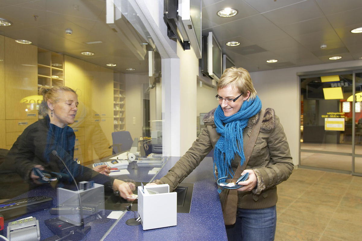 Dankzij het snelle online alternatief via het rijksregisternummer, daalt de abonnementenverkoop aan het loket. (Credit: Stefaan Van Hul)
